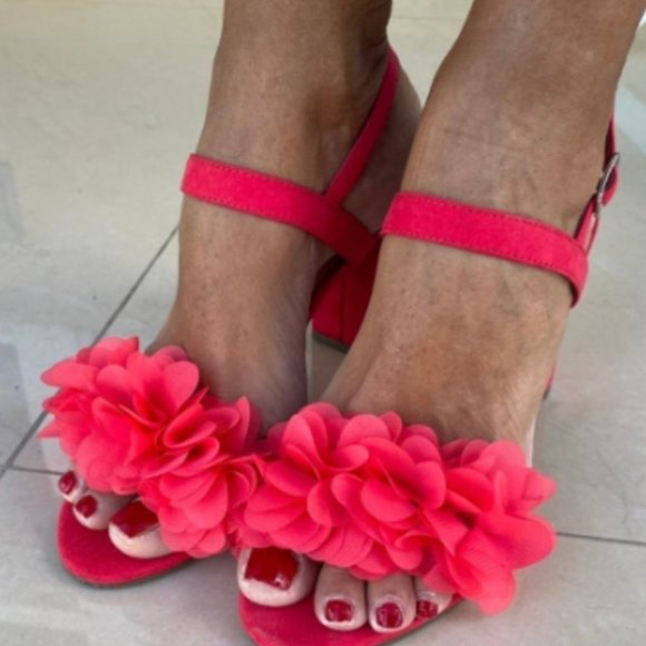 Never worn, coral red floral sandals, size 8 - Picture 11 of 14
